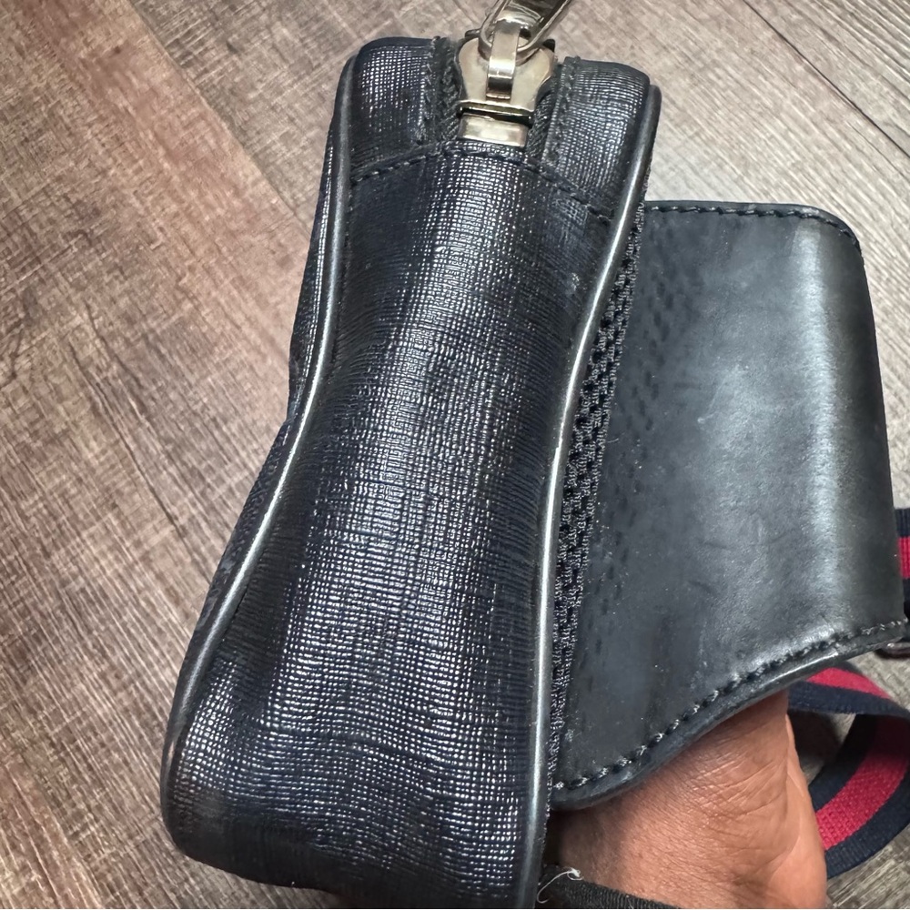 Gucci GG Supreme body bag in black with a red and blue web strap - Picture 14 of 16